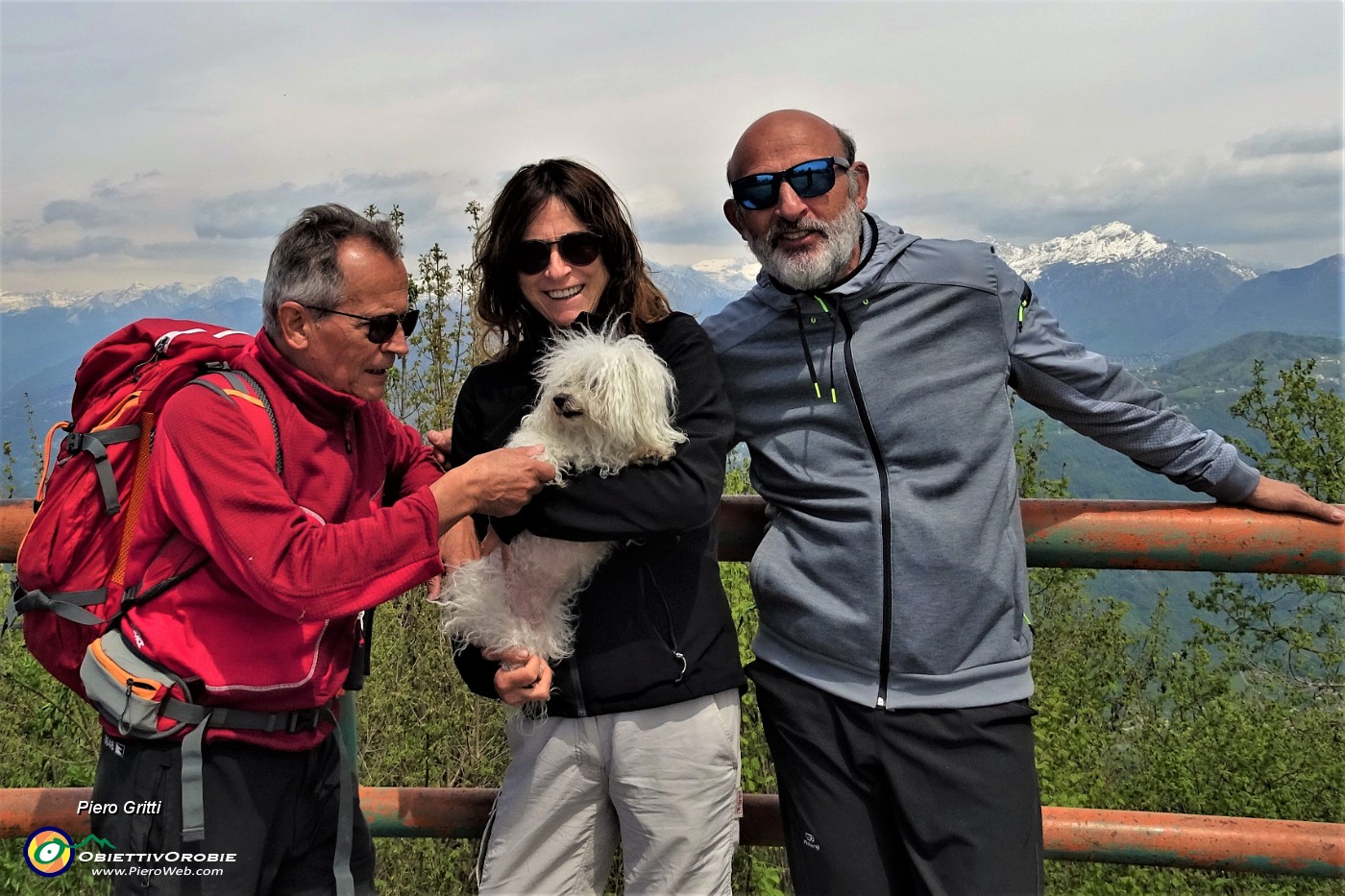 07 Piacevole incontro con amici in vetta al Canto Alto.JPG